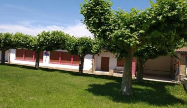 Polémica en un campamento de menores de Álava con monitores desnudos
