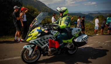 Motorista de la Guardia Civil de Tráfico en la Vuelta Ciclista a España.