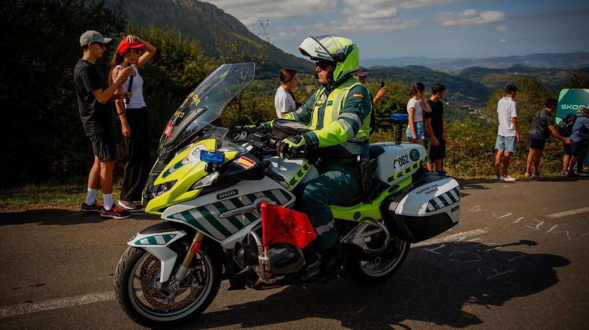 Motorista de la Guardia Civil de Tráfico en la Vuelta Ciclista a España.