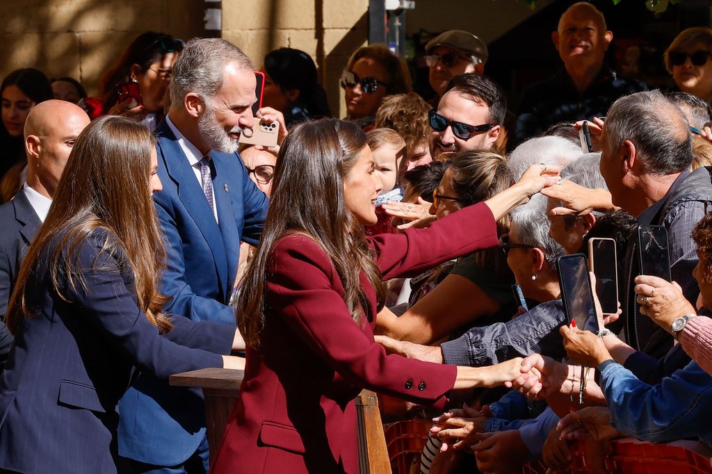 Los reyes Felipe y Letizia, junto a la princesa Leonor, se dan un baño de masas en Viana
