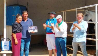 La familia Moráis entrega su galardón al banderillero 'Suso'