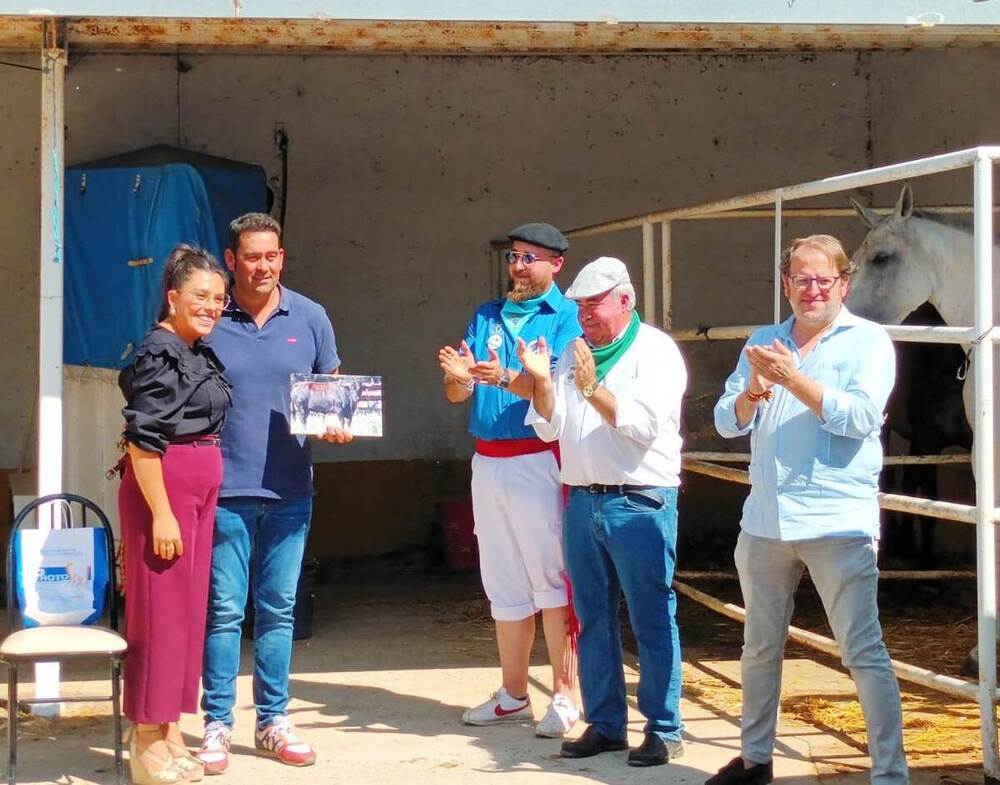 La familia Moráis entrega su galardón al banderillero 'Suso'