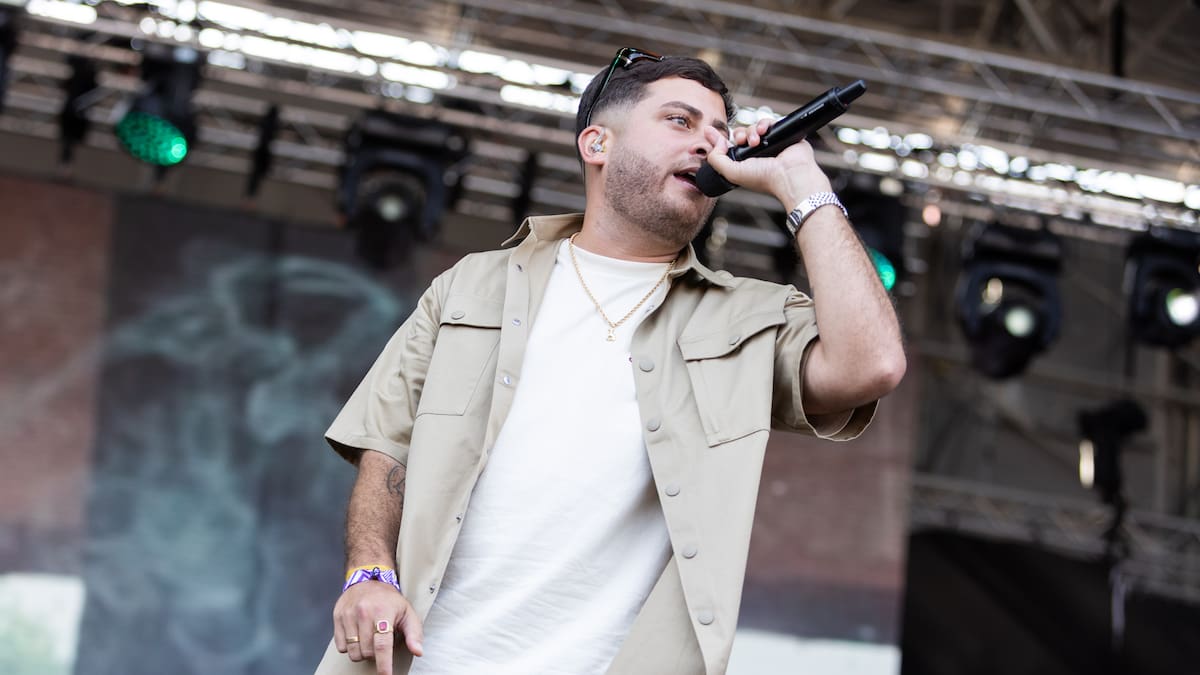 Letra de 'Flores' de Delaossa, su sorpresa de 'La Madrugá' | LOS40 Urban