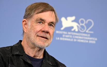 El director estadounidense Gus Van Sant posa durante un 'photocall' de 'Dead Man's Wire' en la 82ª edición del Festival Internacional de Cine de Venecia, el 2 de septiembre de 2025. 