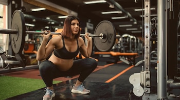 Una mujer embarazada hace deporte
