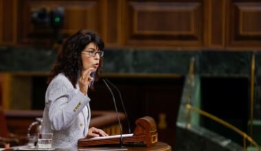 Redondo pide frenar la "desinformación" frente a los fallos de las pulseras antimaltrato | Política