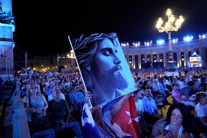 Público asistente al concierto en la plaza de San Pedro. 