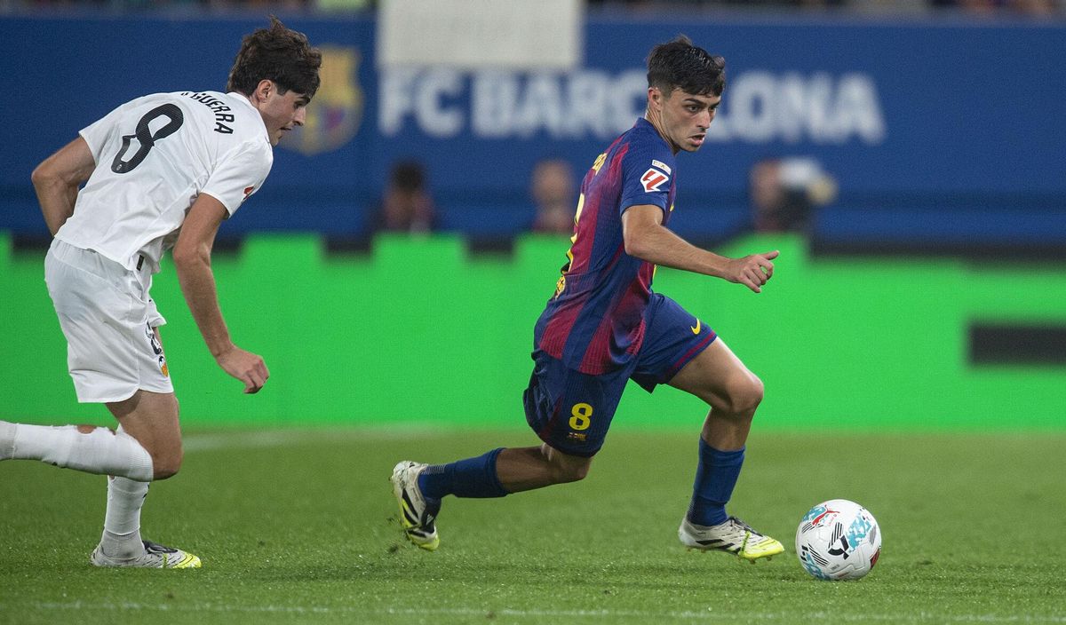 Sant Joan Despi. 14.09.2025. Deportes. Pedri controla el balón ante Guerra en el estadio Johan Cruyff durante el partido de liga entre el FC Barcelona y el Valencia. Fotografía de Jordi Cotrina
