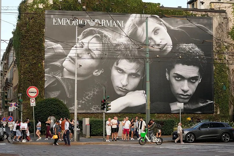 Un anuncio de Emporio Armani, la casa de moda del diseñador, en una calle de Milán