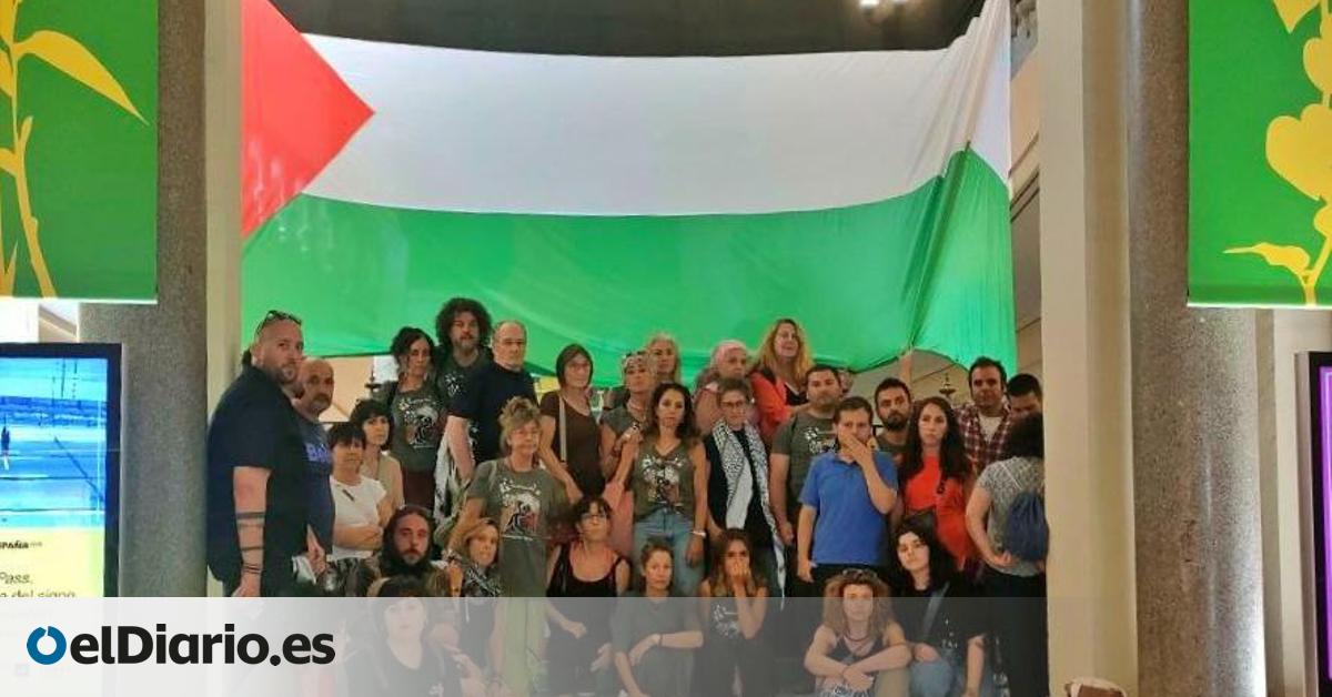 Decenas de docentes se encierran en el Círculo de Bellas Artes de Madrid exigiendo el embargo de armas a Israel