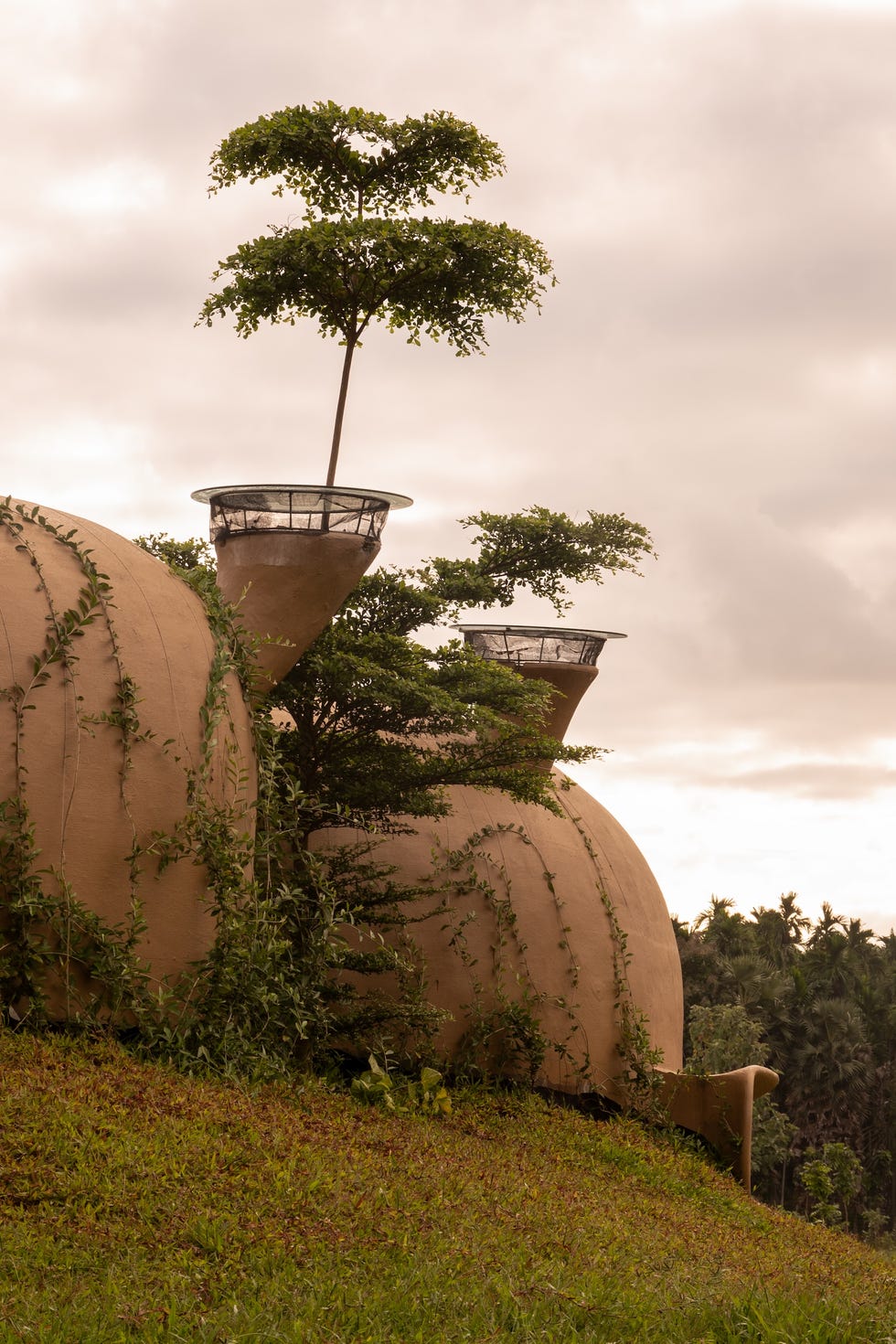 Esta casa rural de dos habitaciones y dos baños simula una cueva, es autosostenible y su estructura curva se va plegando casa rural de dos habitaciones y dos banos como cueva, es autosostenible y su estructura curva se va plegando