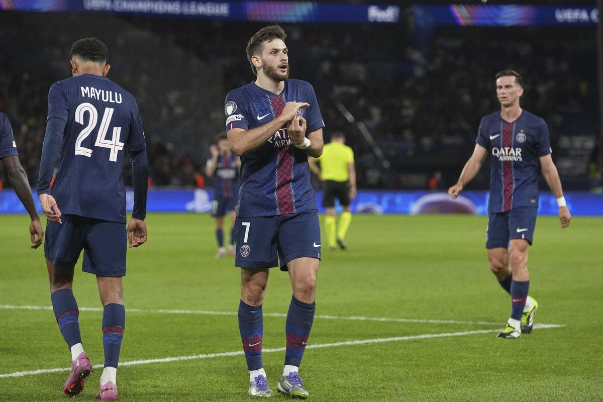 PSG's Khvicha Kvaratskhelia, centre, reacts during the Champions League opening phase soccer match between Paris Saint-Germain and Atalanta at the Parc des Princes stadium in Paris, France, Wednesday, Sept. 17, 2025. (AP Photo/Thibault Camus) Associated Press/LaPresse