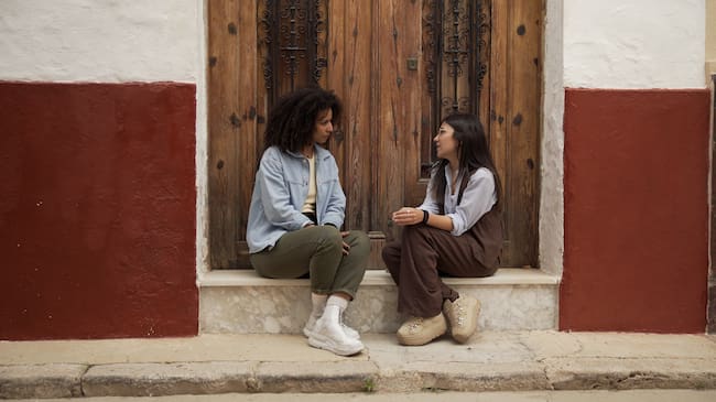 Sénia Mulayali (izquierda), en el documental. Fuente: Radio Xàtiva Cadena SER