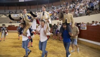 Espeluznante cogida de Fernando Adrián que volvió ante el toro y abrió la puerta grande