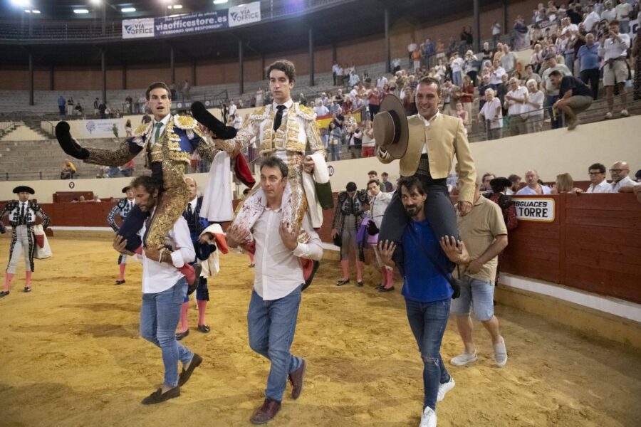 Espeluznante cogida de Fernando Adrián que volvió ante el toro y abrió la puerta grande