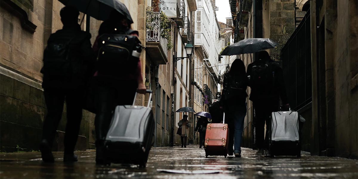 La lluvia en Santiago de Compostela vista por un fotógrafo alemán y un poeta andaluz