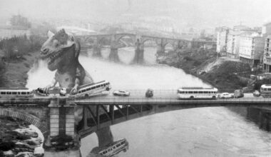 Dinosaurio en la Ponte Nova de Ourense atacando vehículos al estilo Godzilla (1972)