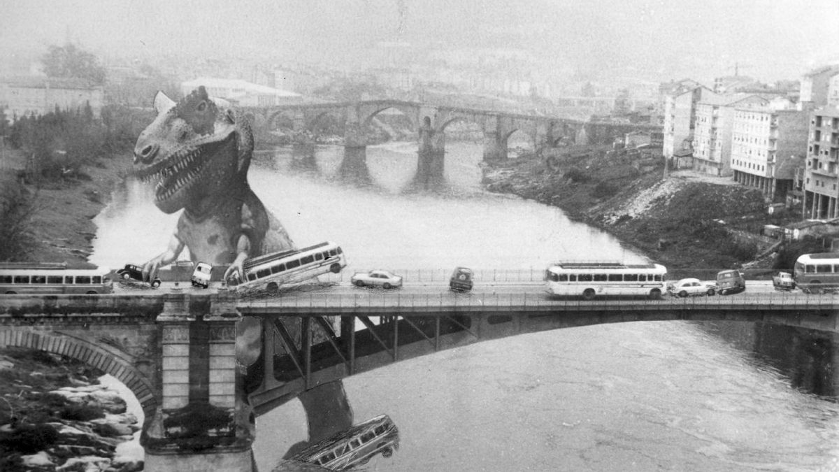 Dinosaurio en la Ponte Nova de Ourense atacando vehículos al estilo Godzilla (1972)