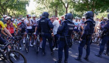 Sindicatos policiales y asociaciones de guardias civiles cargan contra Sánchez por apoyar las protestas en La Vuelta | España