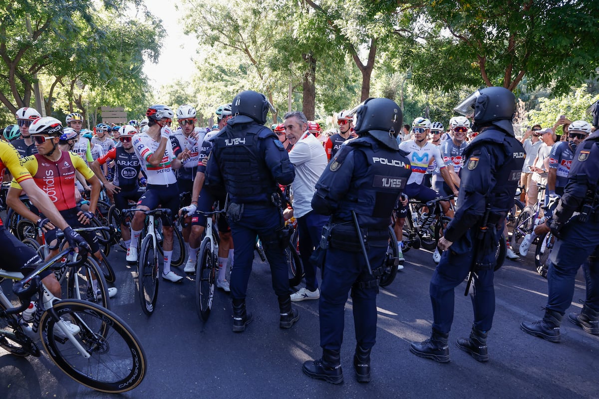 Sindicatos policiales y asociaciones de guardias civiles cargan contra Sánchez por apoyar las protestas en La Vuelta | España