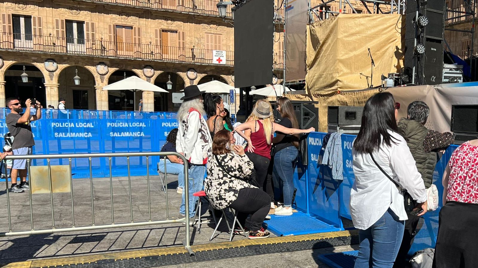 Fans de Europe a la espera del concierto en la Plaza Mayor