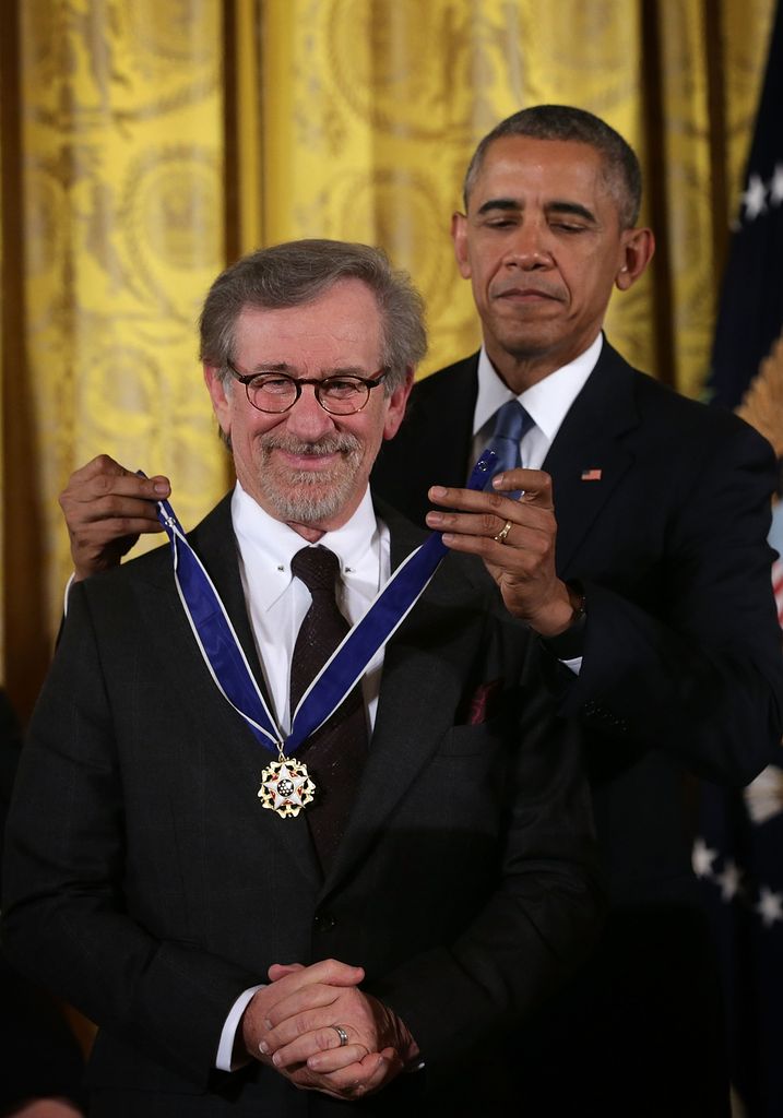 Barack Obama le otorga la medalla de la libertad a Steven Spielberg en la Casa Blanca en noviembre de 2015
