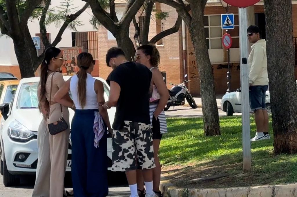 Gloria Camila, Álvaro García y José Fernando conversan con Tamara, hermana de Michu