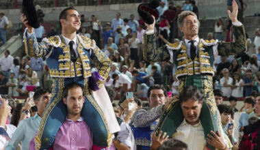 Tres banderilleros en el redondel