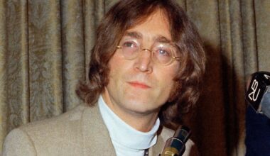Exhiben el banco escolar de John Lennon en el Museo de Los Beatles