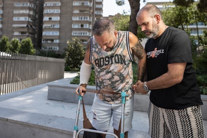 Mamerto Moreno acompañado por su marido y cuidador Raúl Cerilla en el Parque de Sant Jordi de Reus (Tarragona). 