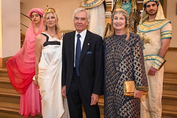 Josefina Carles junto a Charlie