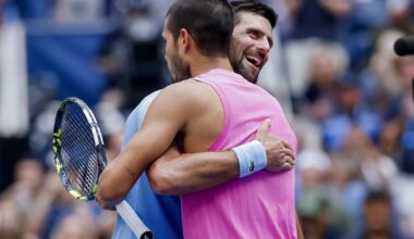 Djokovic y Alcaraz se saludan en la red tras el partido, este viernes en la Arthur Ashe de Nueva York.