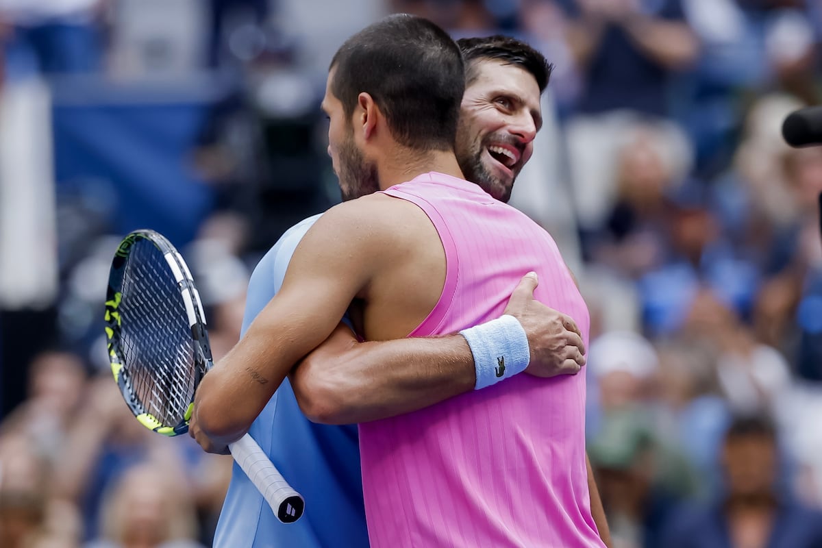 Djokovic y Alcaraz se saludan en la red tras el partido, este viernes en la Arthur Ashe de Nueva York.