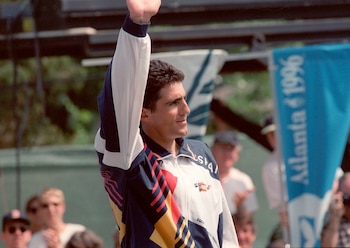 Miguel Indurain saluda tras obtener