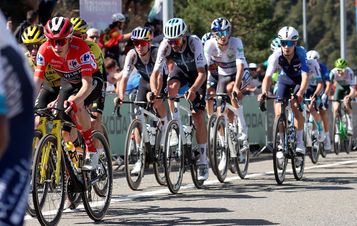 Jonas Vingegaard, en acción durante la etapa 20 de la Vuelta, con final en la Bola del Mundo.