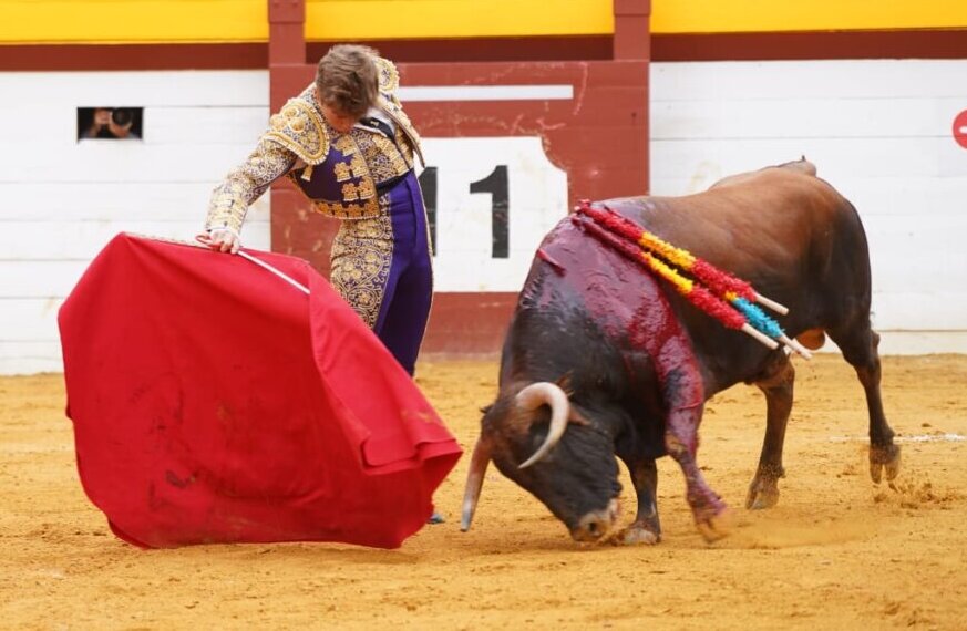 Álvaro Serrano roza la puerta grande con la de Cebada Gago en Algemesí