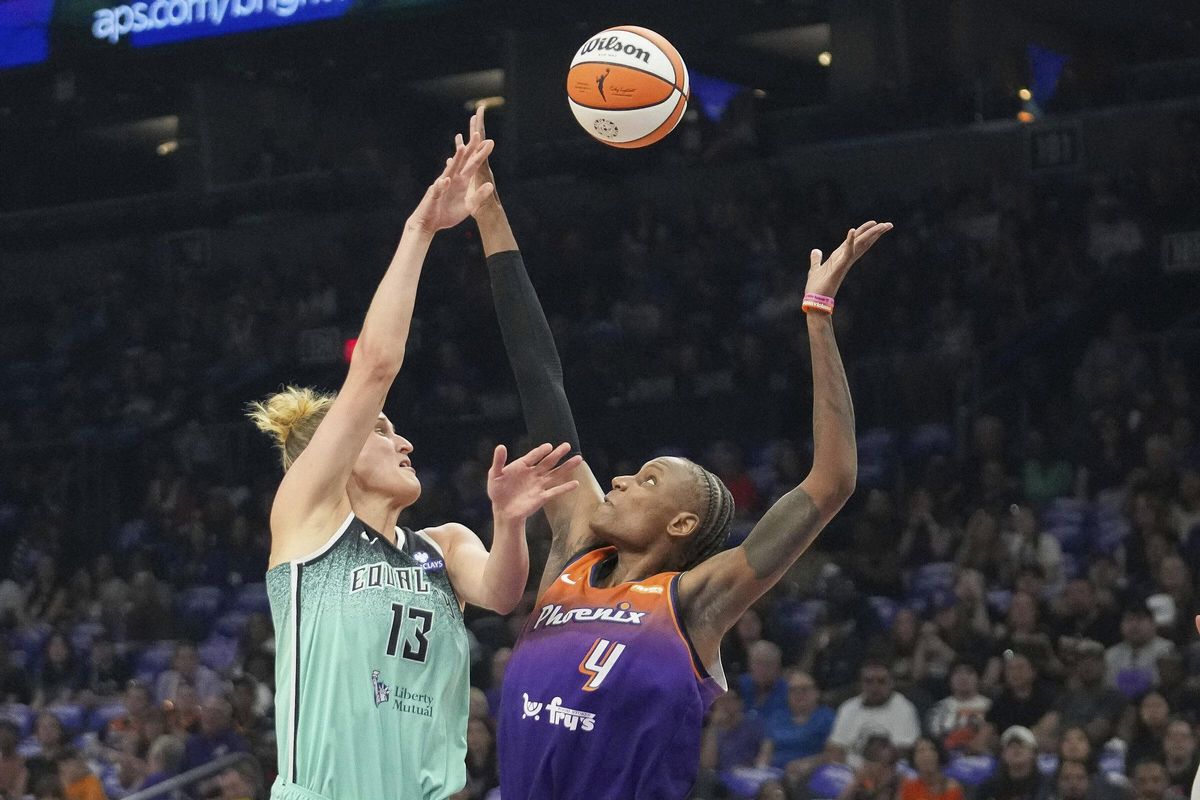 Leo Fiebich pugna por un balón con la jugadora de Phoenix Mercury Natasha Mack.