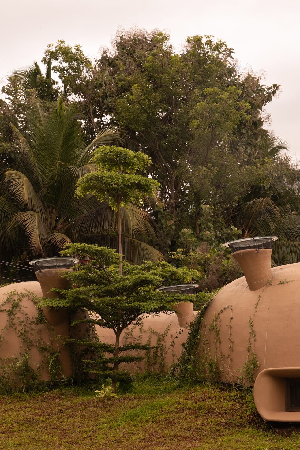 Esta casa rural de dos habitaciones y dos baños simula una cueva, es autosostenible y su estructura curva se va plegando casa rural de dos habitaciones y dos banos como cueva, es autosostenible y su estructura curva se va plegando