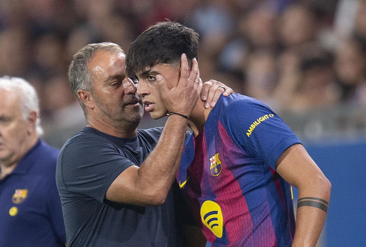 Sant Joan Despi. 14.09.2025. Deportes. Hansi Flick se dirige a Marc Bernal en la banda en el estadio Johan Cruyff durante el partido de liga entre el FC Barcelona y el Valencia. Fotografía de Jordi Cotrina