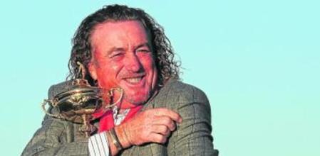 Miguel Ángel Jiménez, abrazado a la Ryder Cup-2010. El malagueño sumó otros tres títulos individuales para acabar como el mejor español en el circuito europeo (9º) y el ranking mundial (27º)