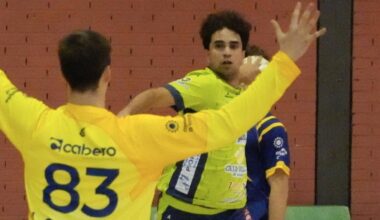 Gallego se dispone a batir al meta del Atlético Valladolid &quot;B&quot;.