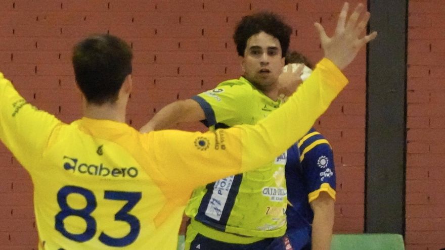 Gallego se dispone a batir al meta del Atlético Valladolid &quot;B&quot;.