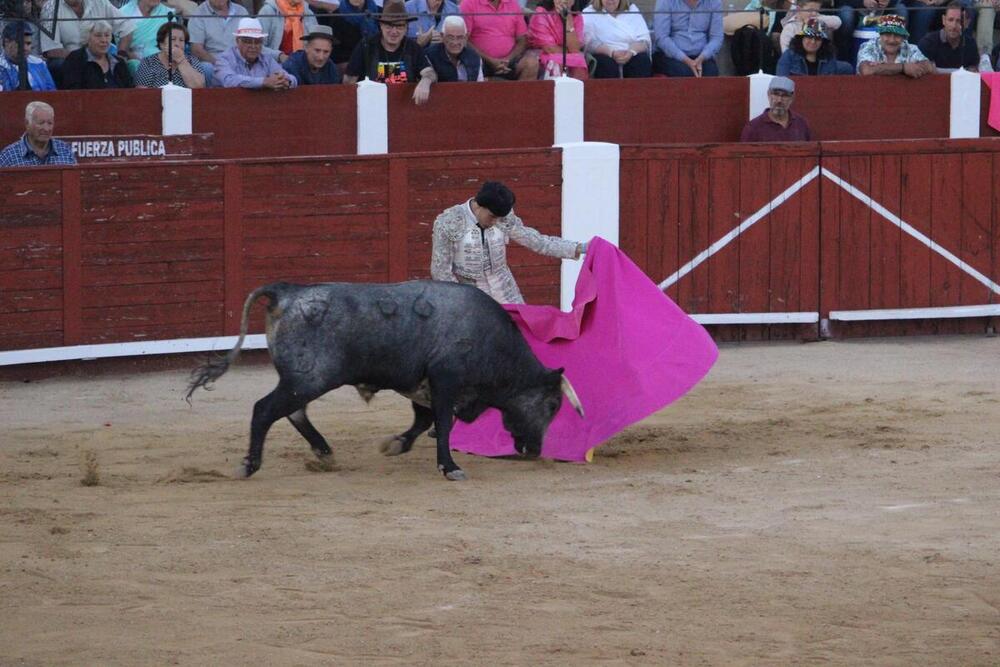 Zamora y Molina, que regaló el sobrero, triunfan en Munera