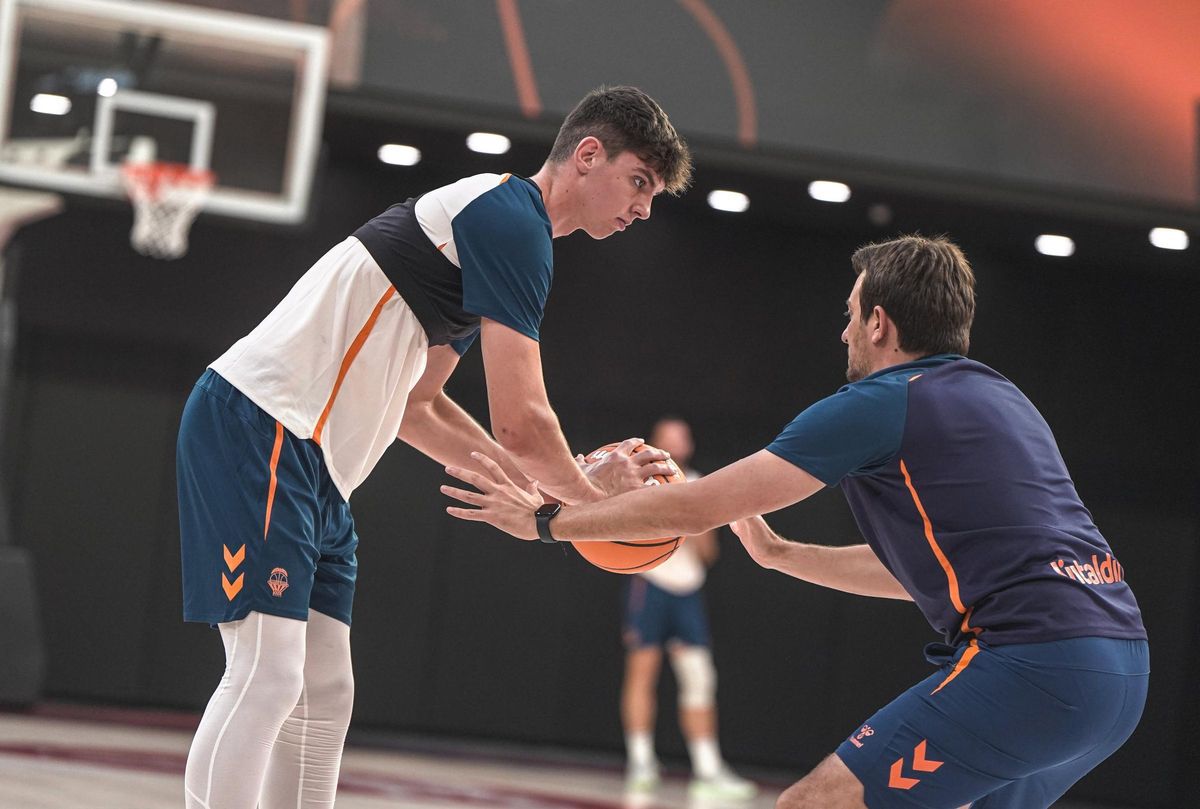 De Larrea, junto a Xavi Albert en la nueva pista de entrenamiento del Roig Arena.