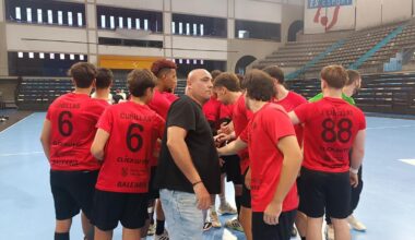 Los jugadores del Handbol Mallorca y su entrenador Sergio Sevilla realizan un corrillo.