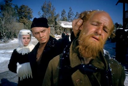El actor Yul Brynner (centro), como Dimitri en la más famosa adaptación cinematográfica de 'Los hermanos Karamázov' (1958).