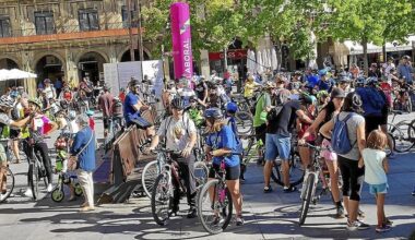 La plaza de los Fueros fue el inicio y la llegada de los y las participante en la 31 edición del Día de la Bici en Estella-Lizarra.