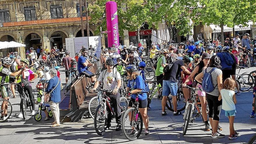 La plaza de los Fueros fue el inicio y la llegada de los y las participante en la 31 edición del Día de la Bici en Estella-Lizarra.