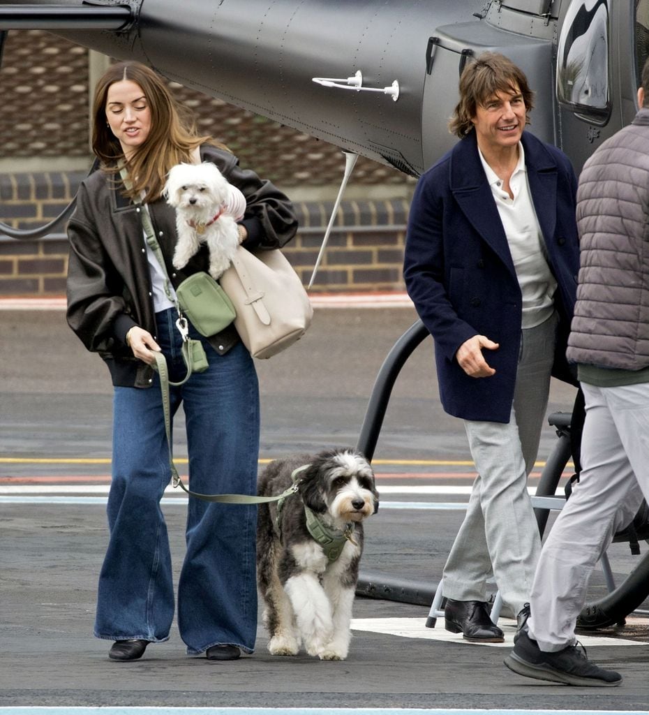 Ana de Armas y Tom Cruise junto a un helicóptero