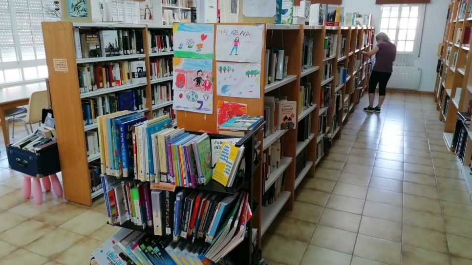 La Biblioteca de Poio programa cine clásico, cuentos para bebés, intercambio de libros y mucho más